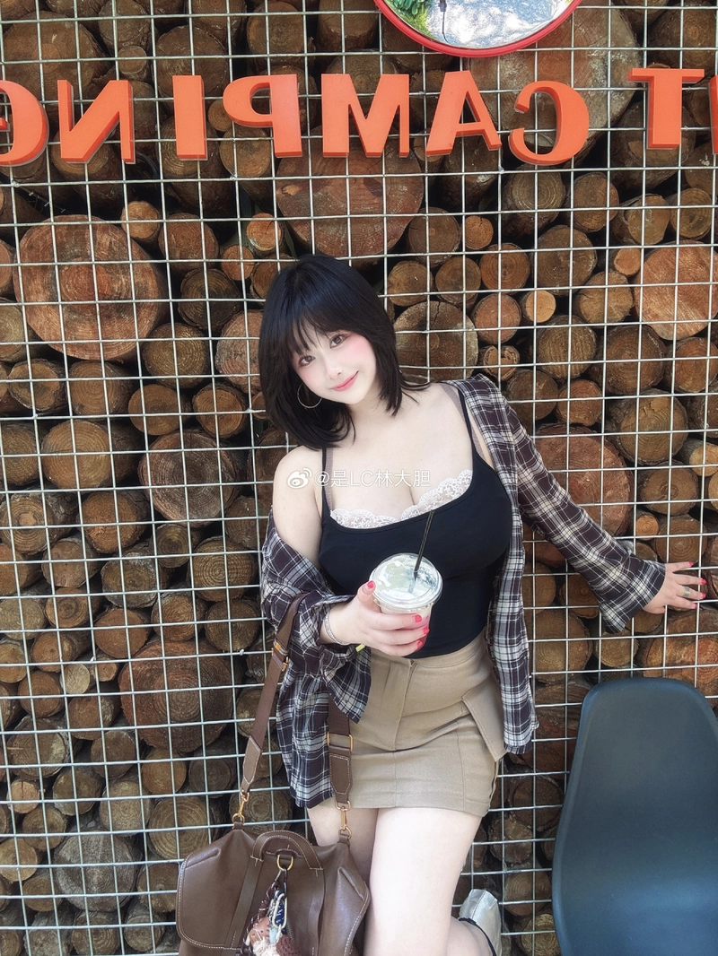 ảnh gái múp xinh​ quyến rũ