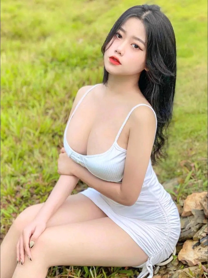 ảnh gái xinh ngực to​ mặc áo 2 dây